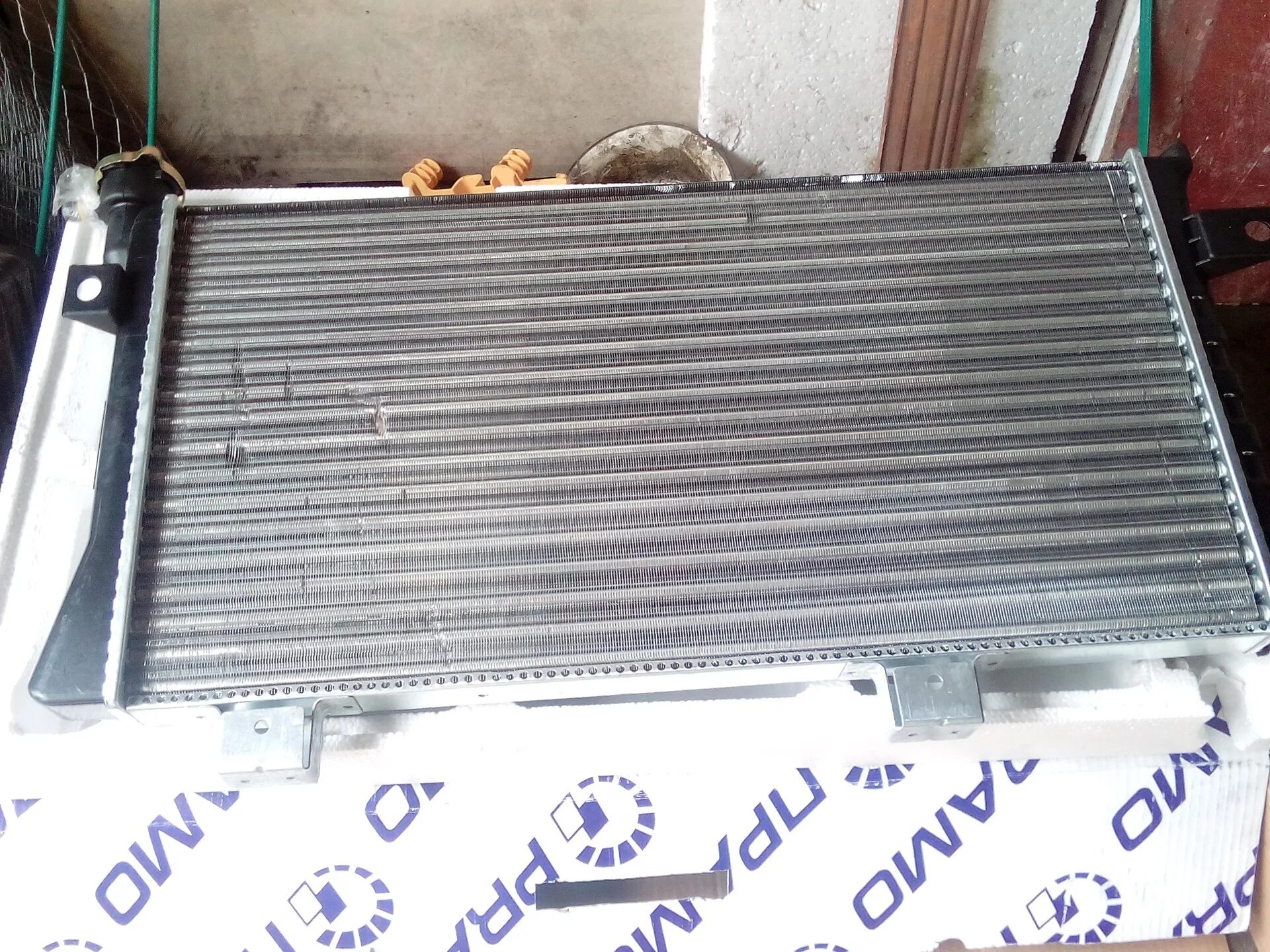 Радиатор ваз 21213. Радиатор охлаждения 21214. Крепление радиатора нива 21213. Радиатор охлаждения 2106 hofer hf 708 410. Радиатор нива ваз 21214,.