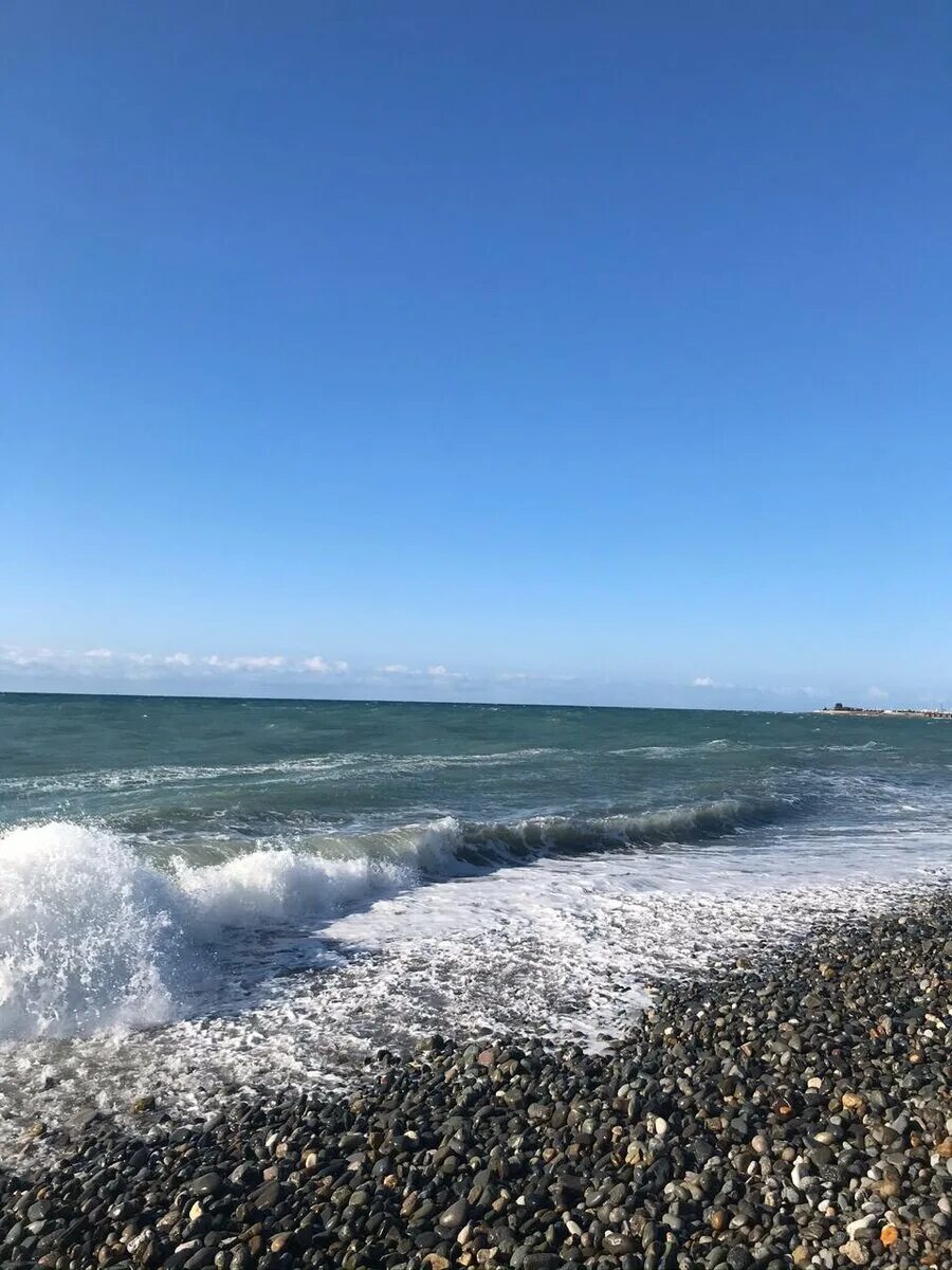 Сколько вода в море в сочи. Сочи море набережная. Черное море Сочи набережная. Набережная Сочи 2023 море. Море Имеретинская набережная море.