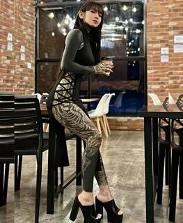 Она покрыта татуировками сверху донизу и сочетает в себе брутальность напоп...