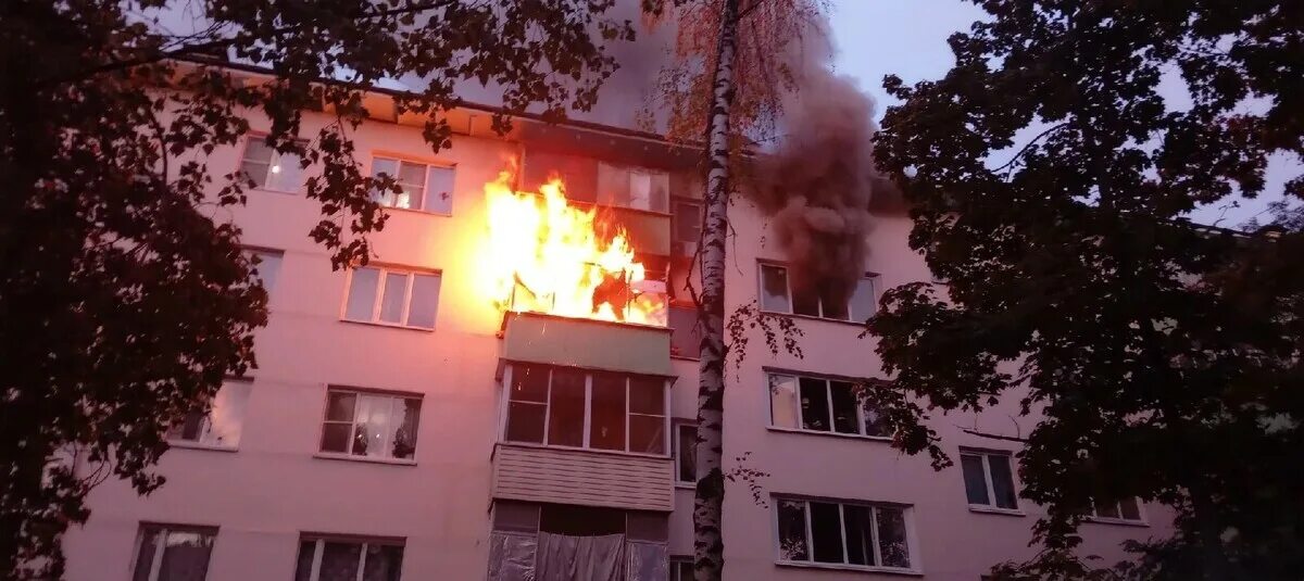 Воронеж горит дом. Пожар на левом берегу воронеж. пожар на улице объединения. пятиэтажка. пожар воронеж сейчас на левом берегу.
