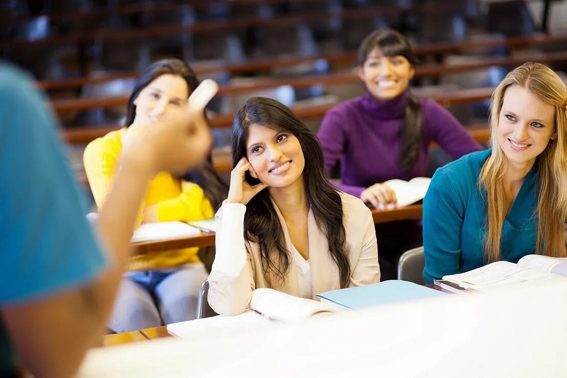 Student is try. Студенты в вузе. Занятия в университете. Студенты за границей. Студентка вуза.