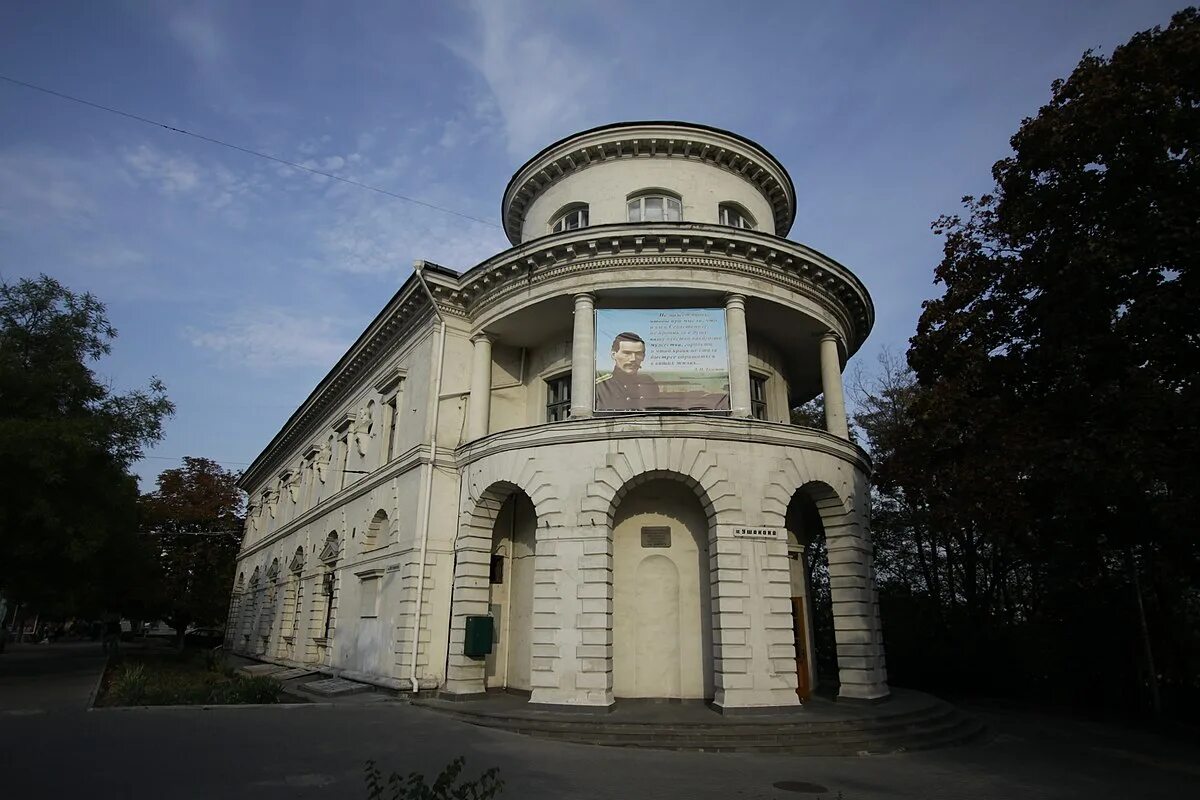Библиотека льва толстого севастополь. Толстого. Музей толстого в севастополе. Библиотека толстого севастополь. Центральная библиотека им льва толстого севастополь.