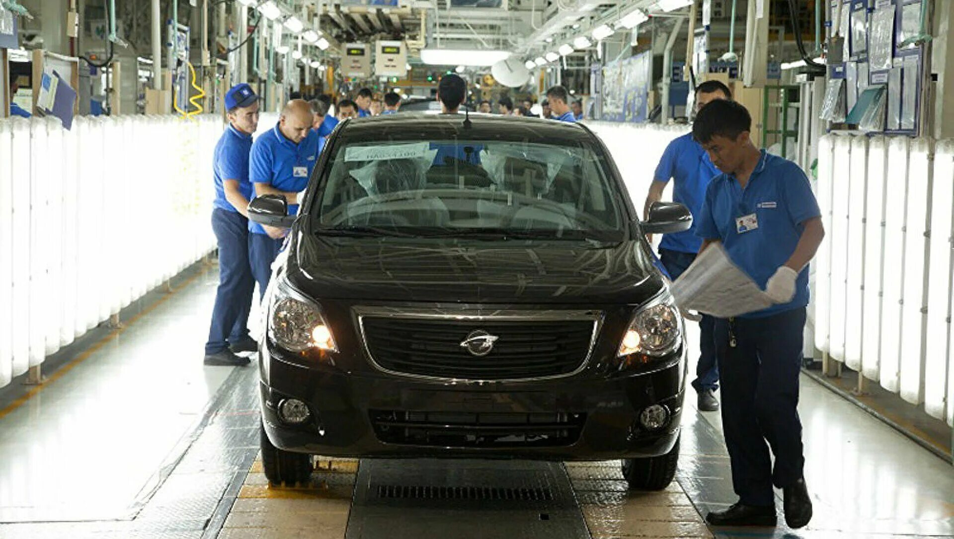 В узбекистан на машине. Автомобили GM Uzbekistan. Завод General Motors Uzbekistan. Завод Асака в Узбекистане. Асакинский автомобильный завод GM Uzbekistan.