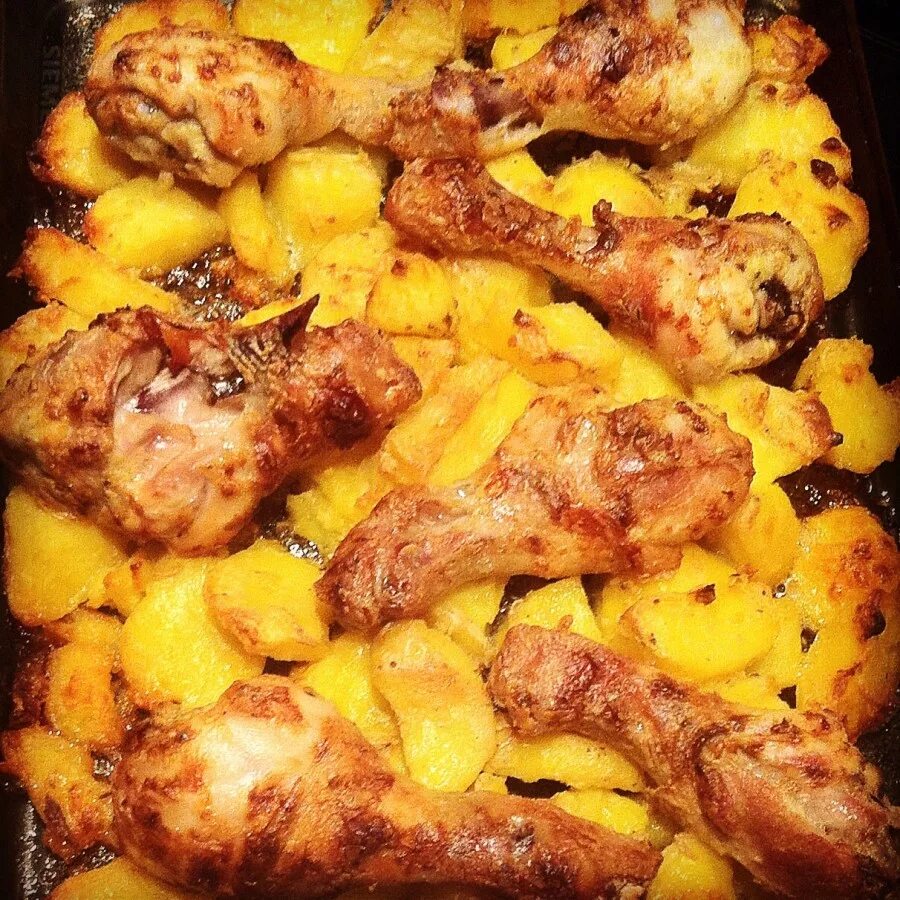 Голени с картошкой в духовке. Куриные ножки с картошкой. Голень куриная в духовке. Курица с картошкой в духовке