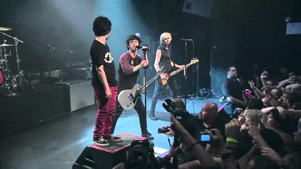 One more day live. Green Day концерт. Green Day Live. Green Day Октябрьский Плаза. Green Day Live at vh1 2005.