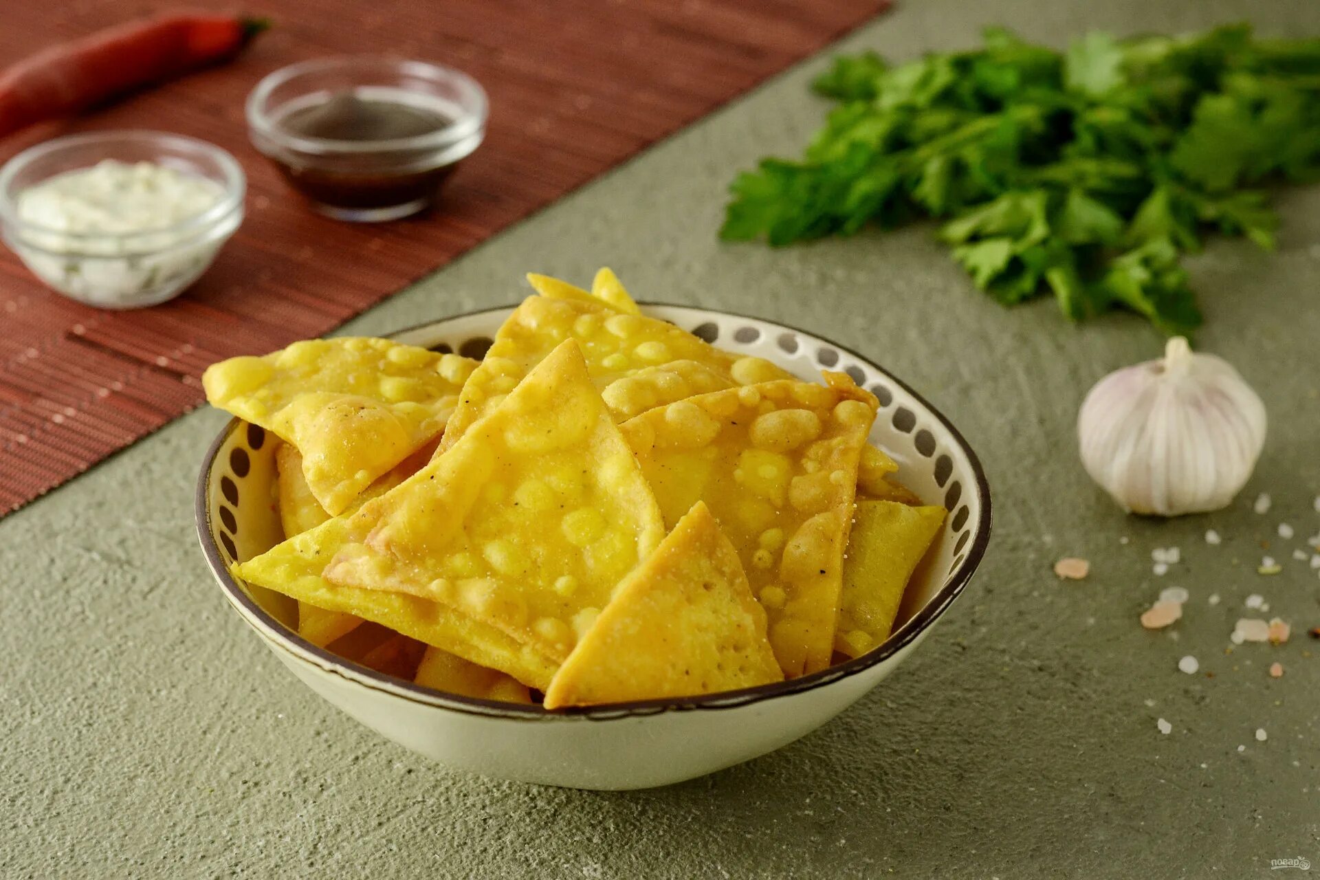 Начос в духовке. Кукурузные чипсы начос. nachos мексиканские кукурузные. чипсы хэппи начос. турецкие чипсы начос.