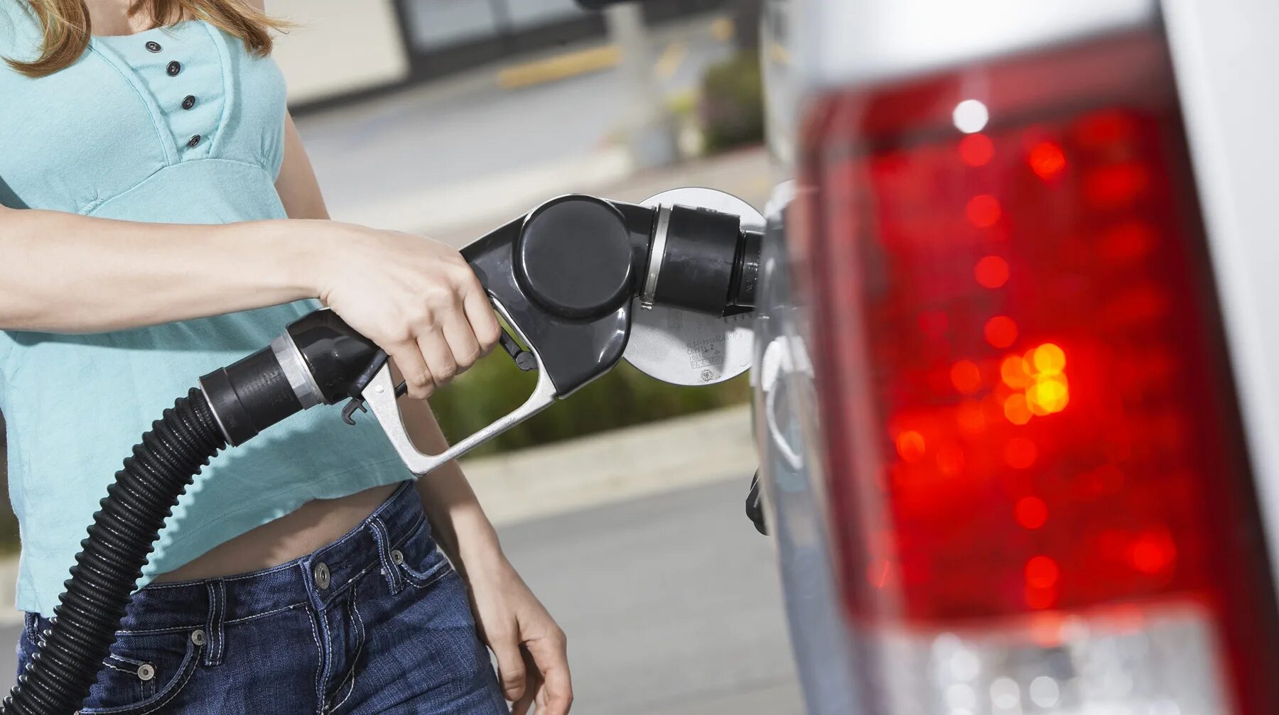Бензин фото. Девушка с бензином. Робот на бензине.