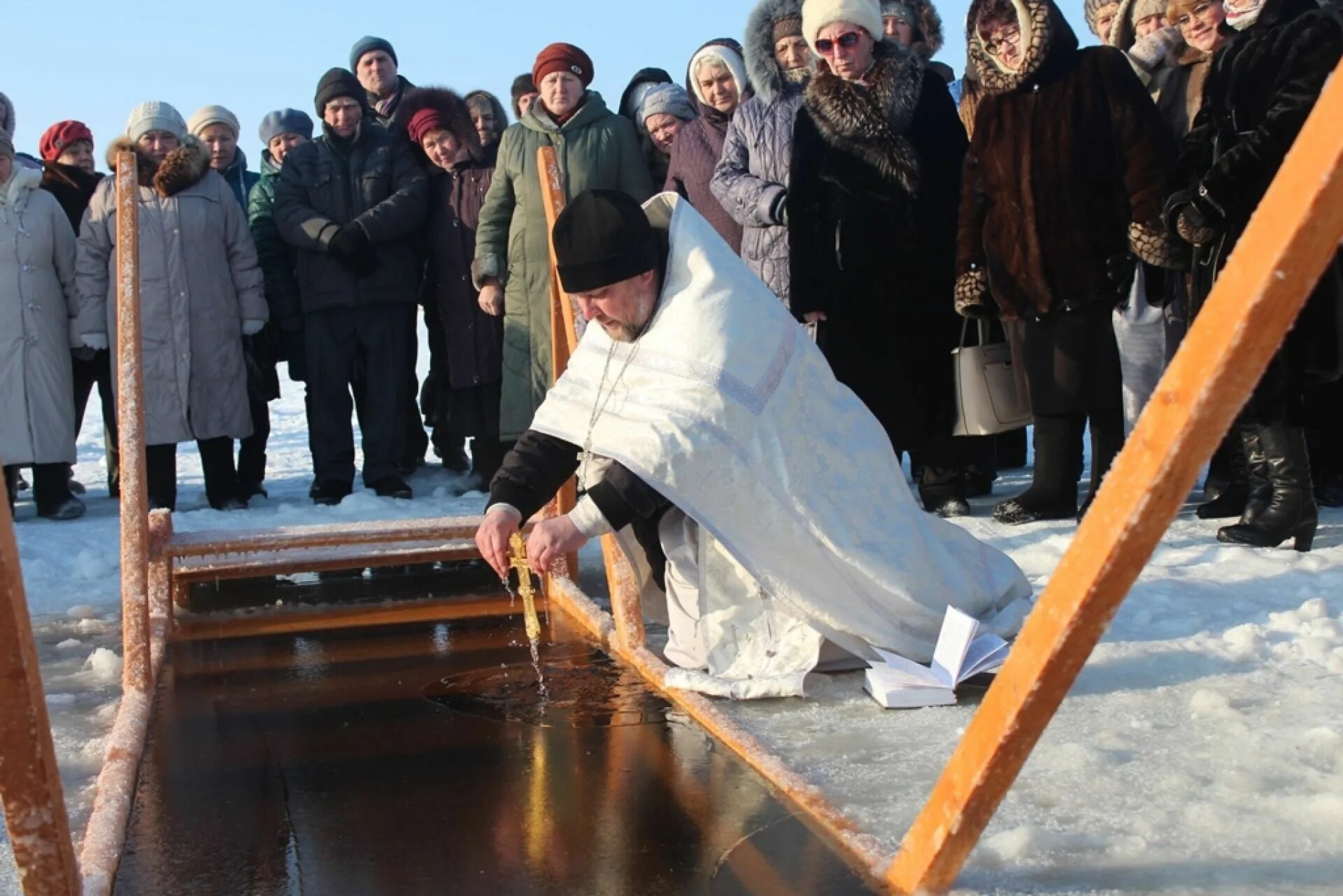 Можно ли освящать воду. Освящение воды. Освящение воды в храме. Освящение воды на крещение. Освящение купели на крещение.