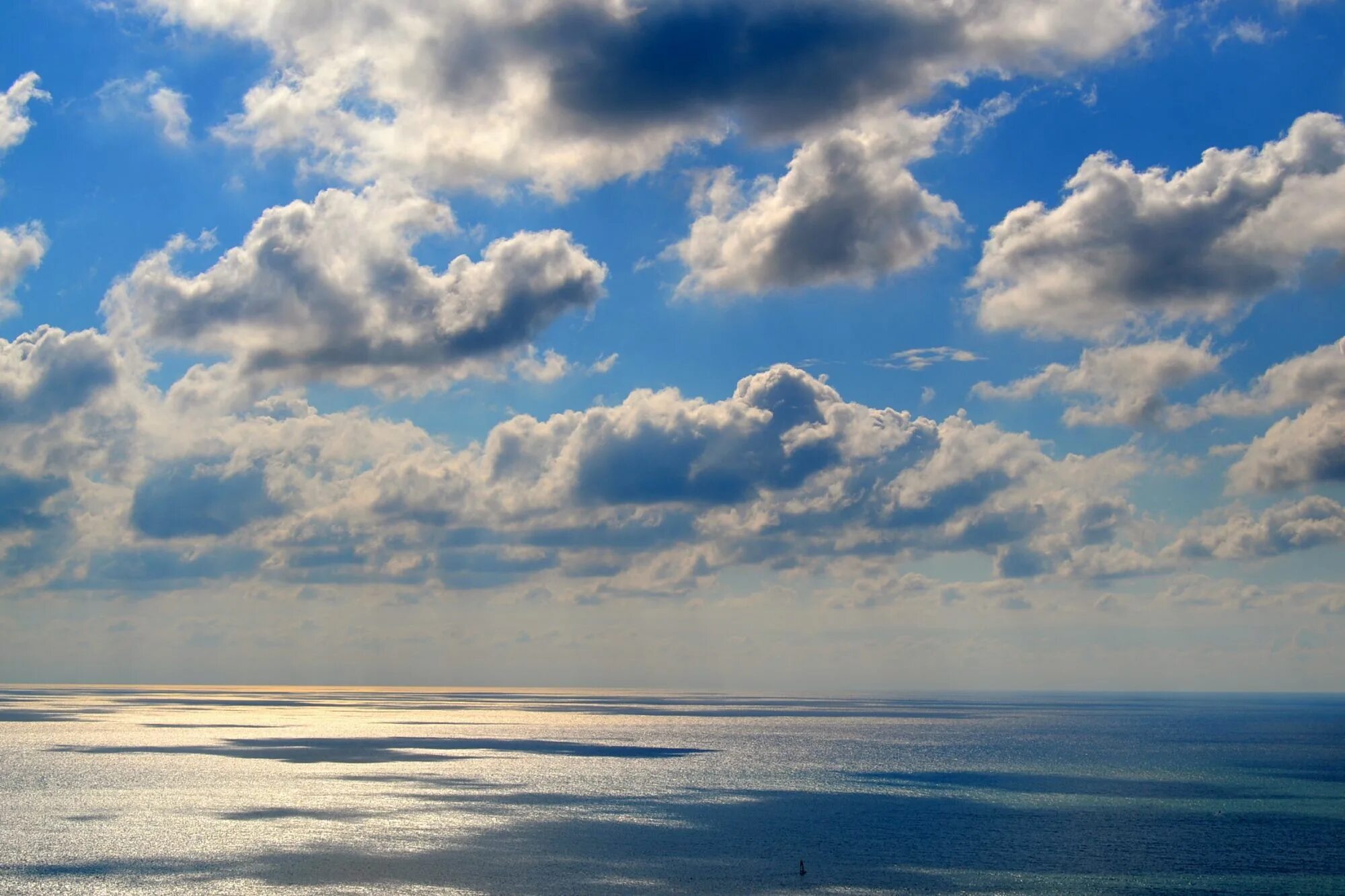 Облака плывут в воде. Море облаков. Облака над морем. Море и небо. Море и облака фото.
