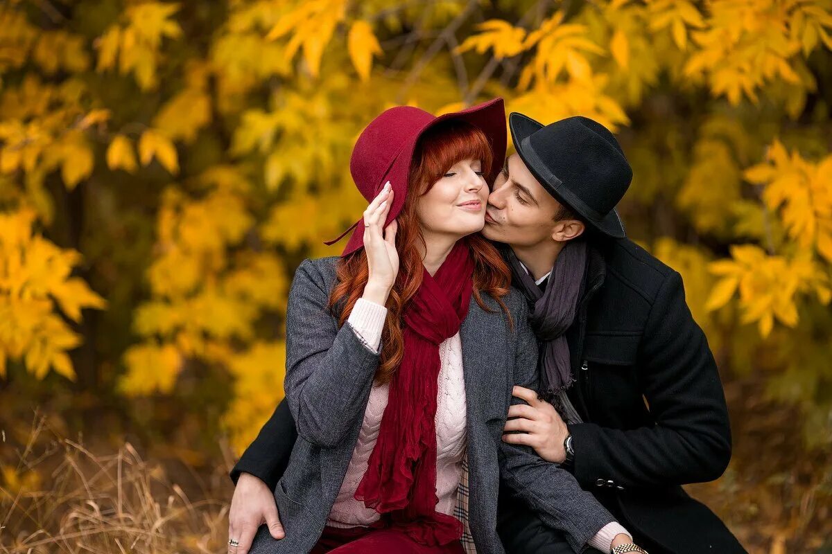 Последние двое. Осенняя романтика. Осень влюбленные. Осенняя любовь. Романтичная осень.