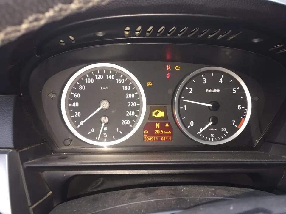 Ошибки бмв е 60. Ошибки bmw e60. ошибка двигателя бмв е60. ошибки bmw e60 спидометр. ошибки на бмв е60 2004.