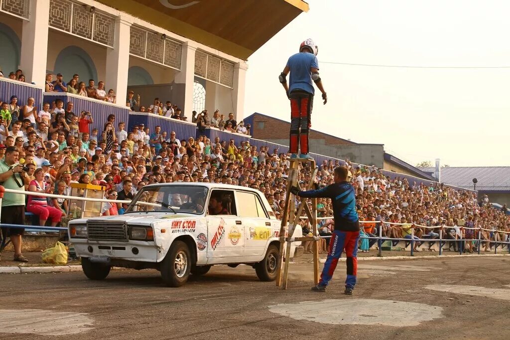 Трюкач фильм 1980. Курт рассел 2023. Каскадер на машине. Опасные трюки. Курт рассел тарантино.