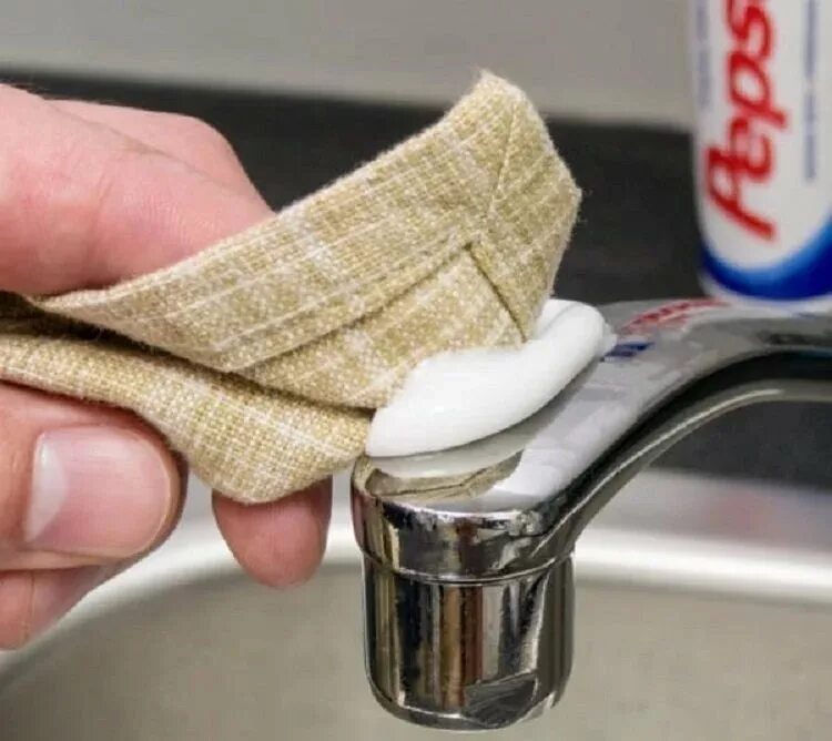Зубная паста для уборки. Чистка зубной пастой посуды. Зубная паста в быту. Зубная паста на раковине. Чем можно эффективно почистить
