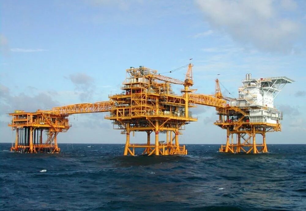 Добыча морских ресурсов. Нефтедобывающая платформа «нефтяные камни». шельф вьетнама. нефтяные платформы во вьетнаме. морская добыча нефти.