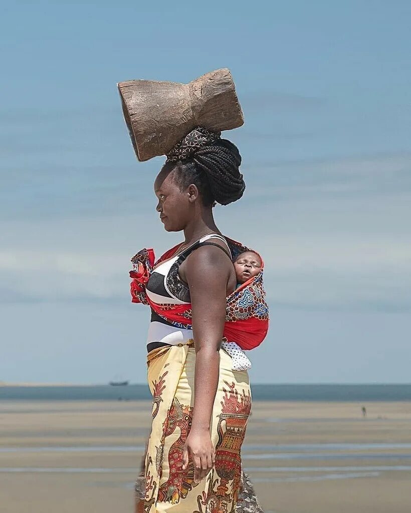 Africa women. Африканские женщины. Африканская эенщица. Фигура африканской женщины. Африканки в Африке.