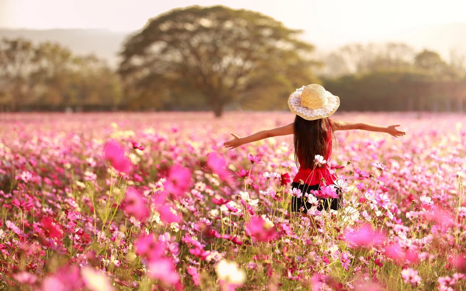 Детские песни богу. Девушка поле цветы. Счастливая девушка с цветами. Летние цветы. Лето красота.