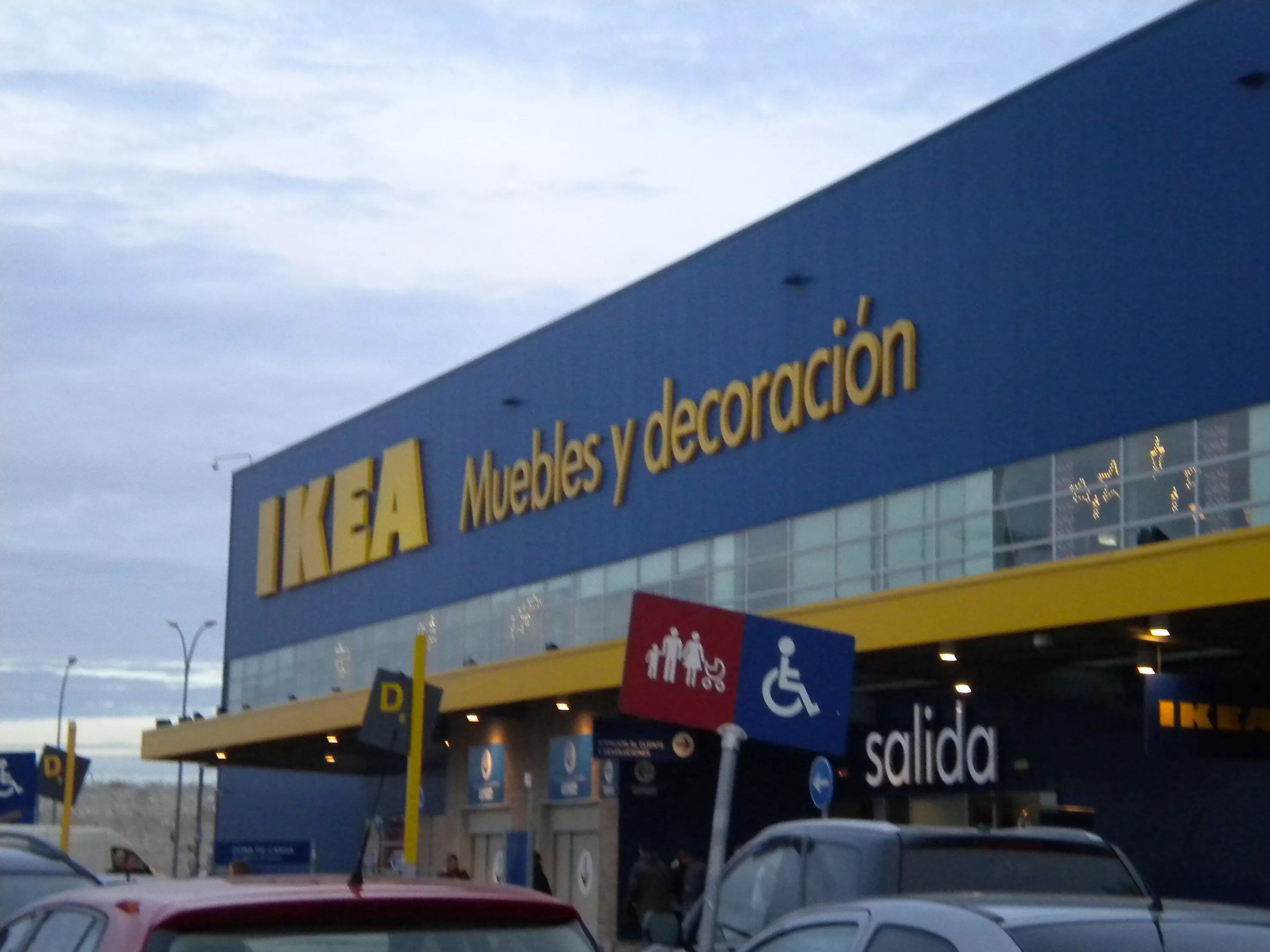 Ikea spain. Пальма ikea. Магазин икеа на заднем фоне. Ситистор вена икеа. Самый большой магазин икеа.