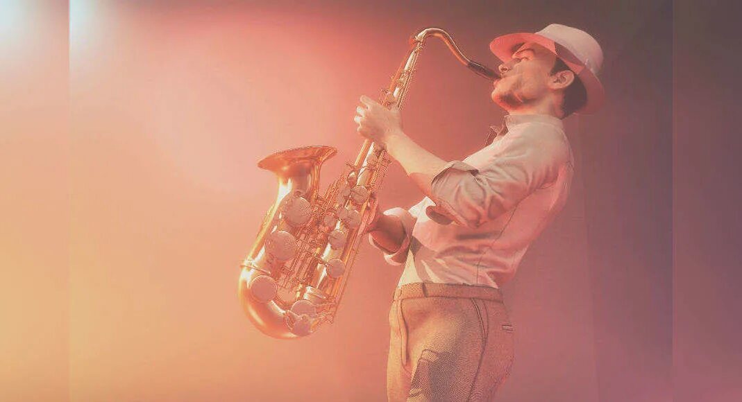 Саксофон. Музыка в исполнении саксофона. Саксофон на коричневом фоне. Джаз саксофон. Джаз.
