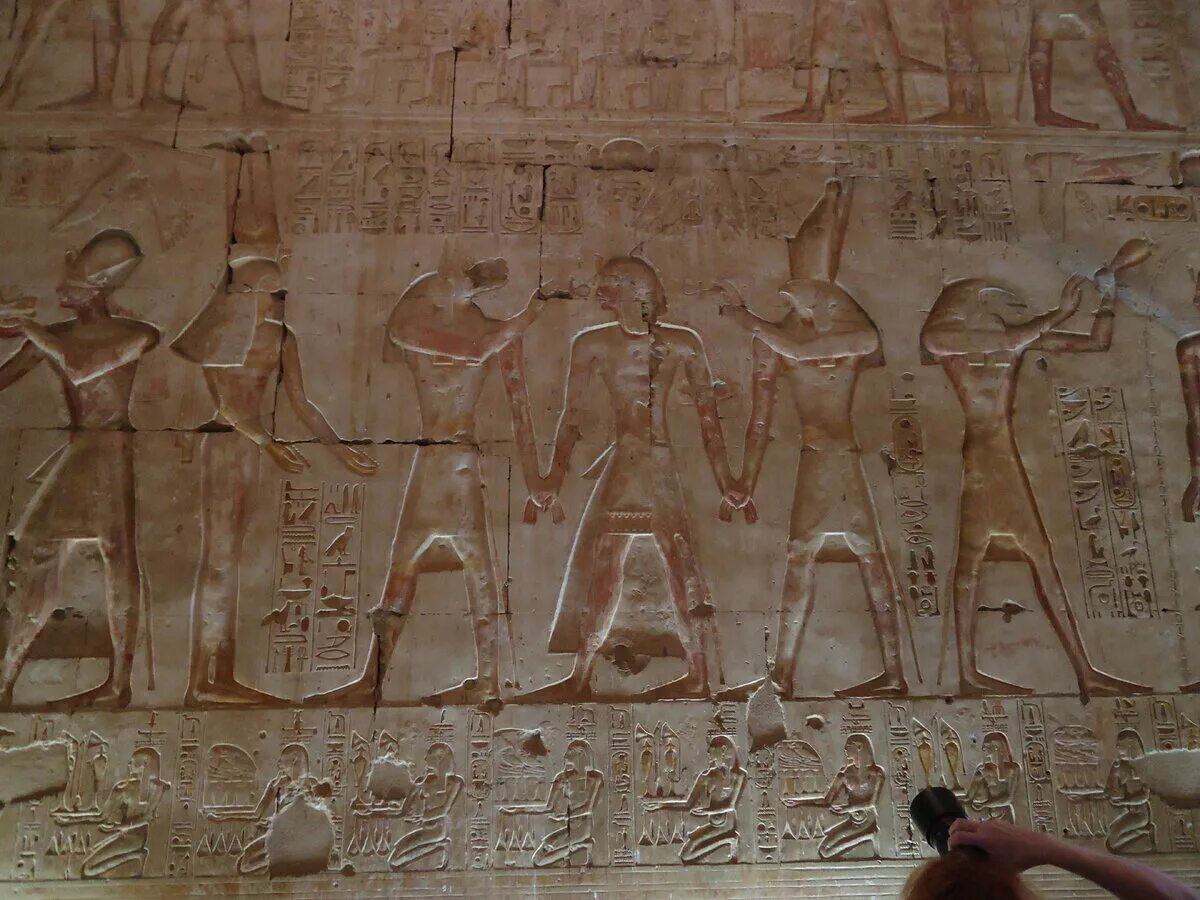 Древнеегипетский папирус книга мертвых. Храм нефертари абу-симбел фрески. Египетский летописец. Книга мёртвых египетская в музее. Клинопись египетская фараон.