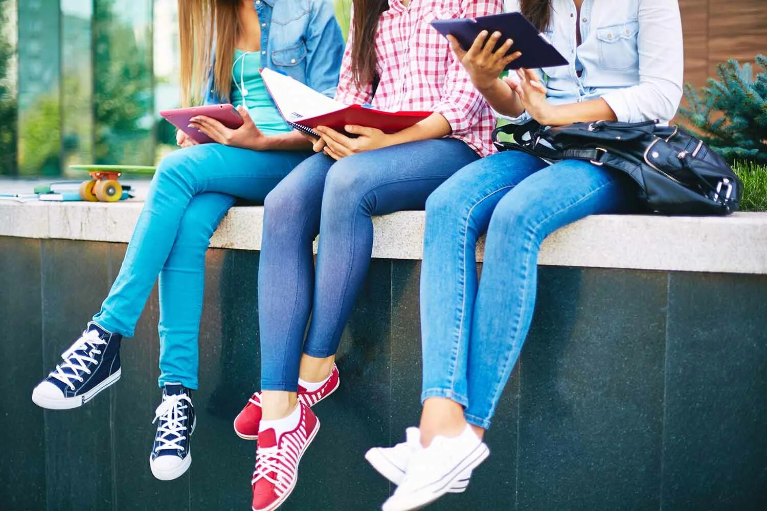 Толстовка с кожаной курткой. Skinny student. Скинни джинсы я. Стильные образы для студенток. Повседневная одежда.