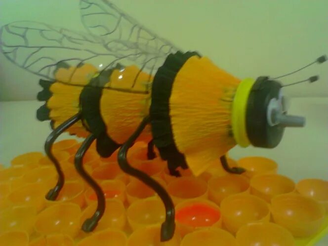 Пчелка из киндера. Поделка пчела из киндера. Поделка Пчелка из бутылки. Пчелки из киндеров. Поделка пчелки из киндера.