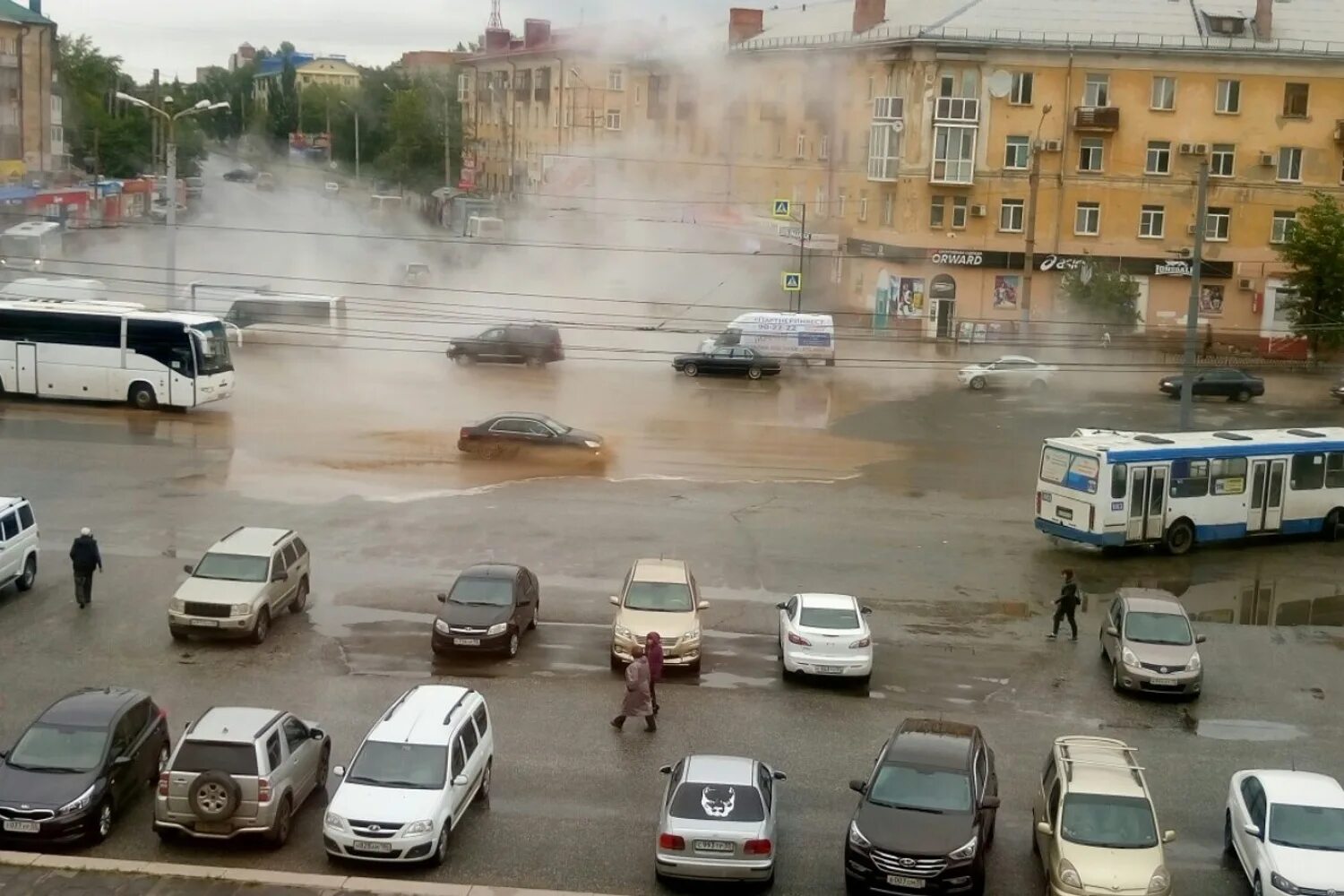 Прорвало трубу с кипятком. Разлив нефти в усинске коми. Затопленная дорога в рязани. Омск район нефтяники. Борьба с загрязнением окружающей среды.