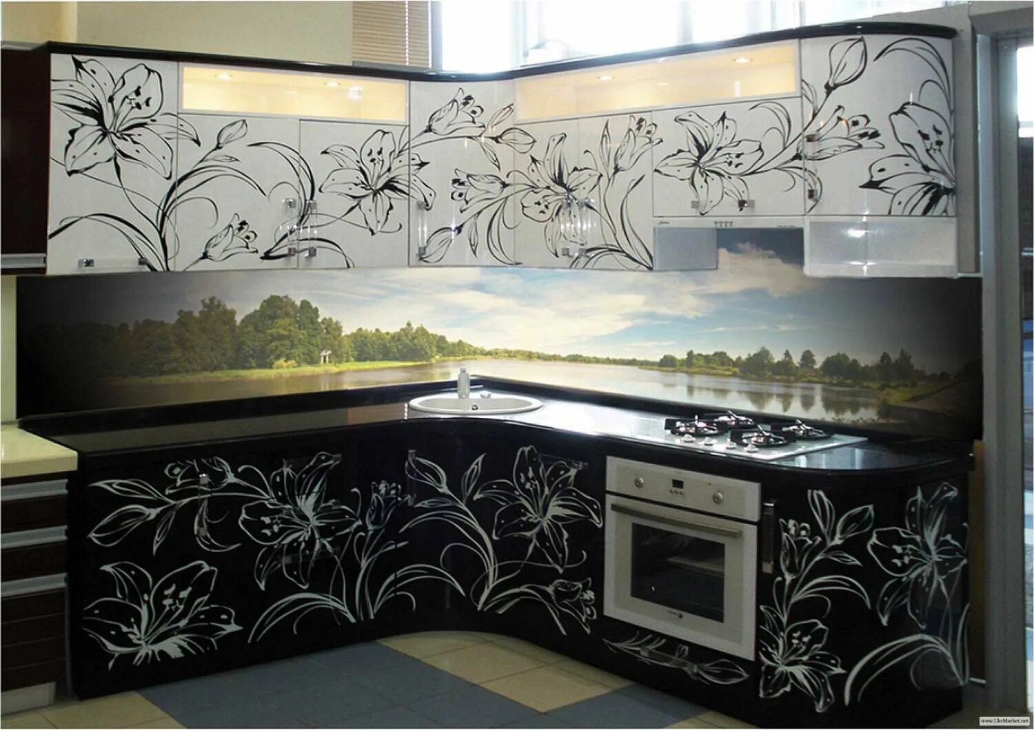 Кухонные гарнитуры с рисунком. Кухни с стеклянным рисунком. Кухонный гарнитур рисунок. Фартук кухонный. Кухонный фартук из мдф с фотопечатью.