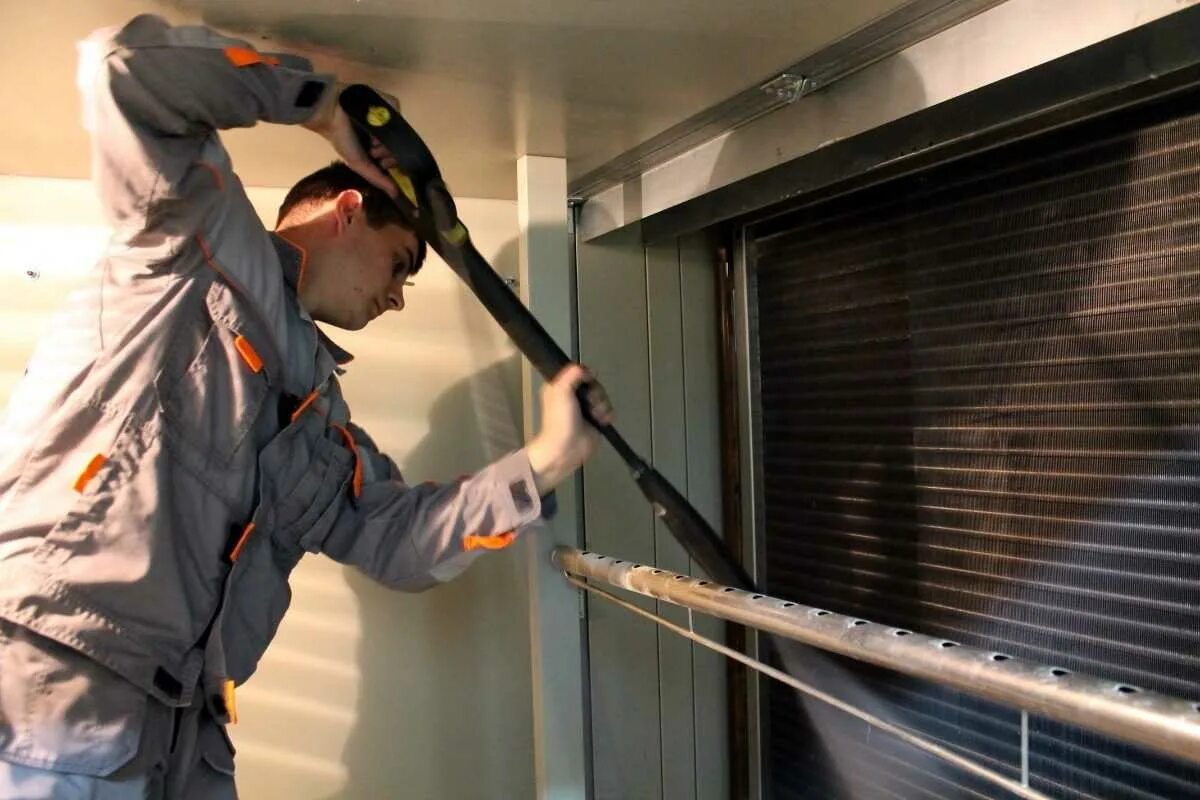 Чистка воздуховодов. Чистка воздуховодов. Очистка и дезинфекция систем вентиляции и кондиционирования воздуха. Очистка и дезинфекция воздуховодов систем вентиляции. Чистка воздуховодов.