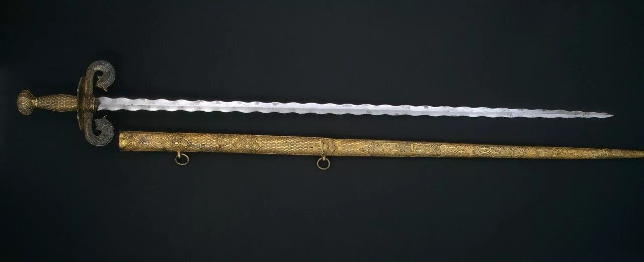 Протазан древковое оружие. Меч Византия 10 век. Фламберг меч. Фламберг меч в музее. Холодное оружие века