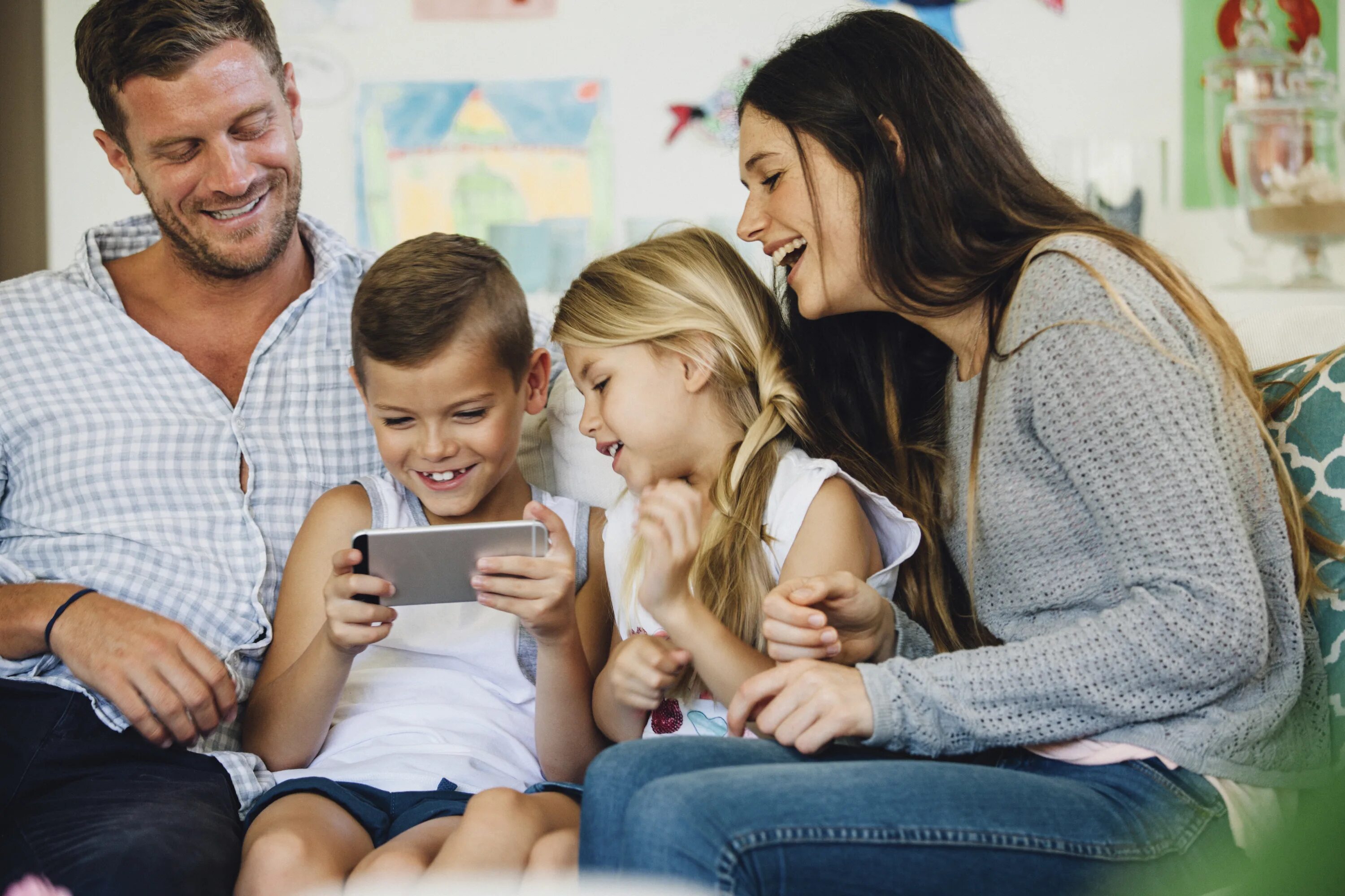 Family smena. Поддержка родителей Сток. Семья нуждающая в поддержке. Семейное пособие в Италии. Семья нуждается в помощи телевизор.