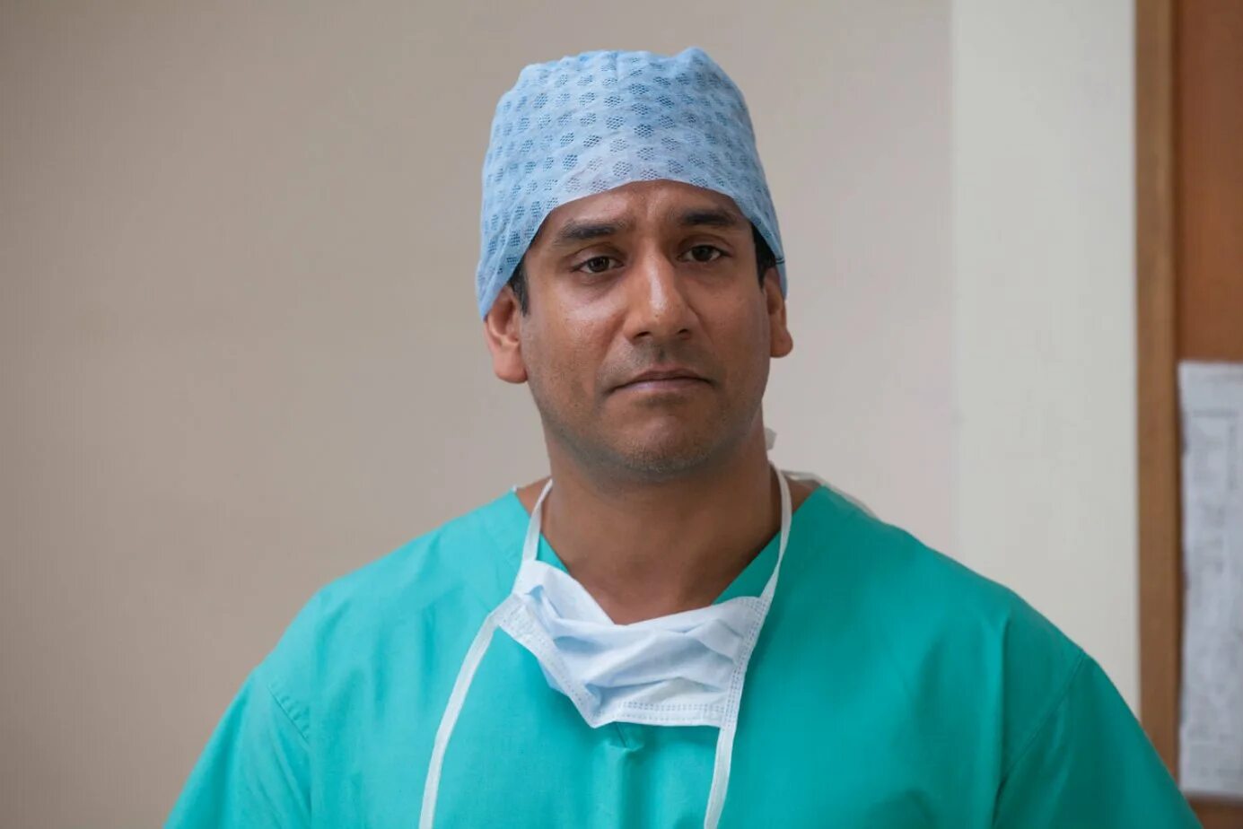 Хаснат Хан. Пакистанский кардиохирург Хаснат Хан. Хаснат Хан фото.