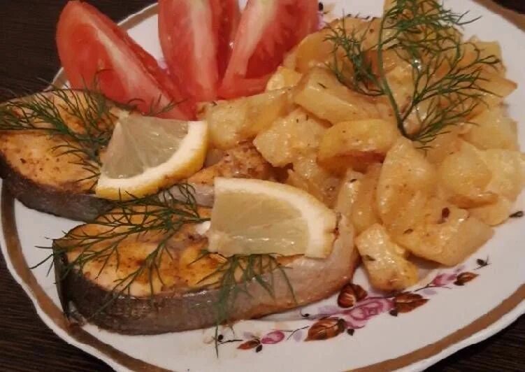 Горбуша с картошкой в духовке. Горбуша запеченная с картофелем. Горбуша под картошкой в духовке. Горбуша запеченная в духовке. Горбуша запеченная в духовке с картошкой.