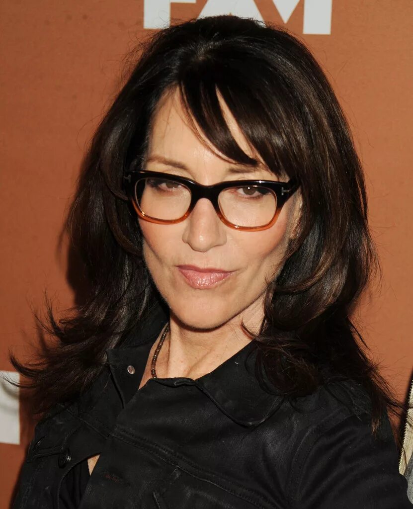 седина на черных волосах. черные волосы женщина 50. стрижка пикси крис дженнер. прическа на длинные черные волосы. черные волосы женщина 50.