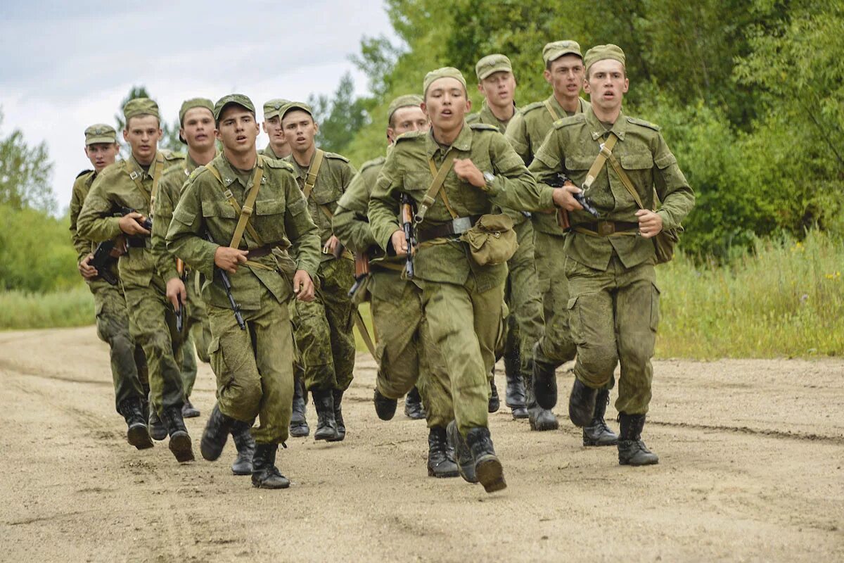 Рота пойти. Солдат бежит. Марш бросок в армии. Военная подготовка. Солдат Российской армии.