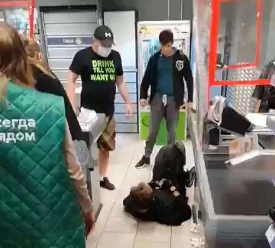 Драки в магазине пятерка. Драка в пятерочке владимир. Драка в пятерочке. Драки пятерочке иваново. Охрана пятерочки драка.