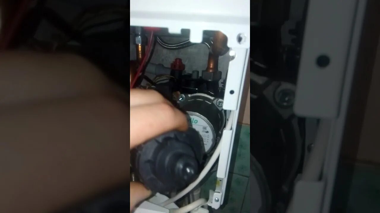 Ошибка с6 на котле бош 6000. Котел бош 6000 аварии. котел bosch gaz 6000 w гудит мотор отопителя на третий скорости. бош 6000 не греет горячую воду. шум воды бош 6000.
