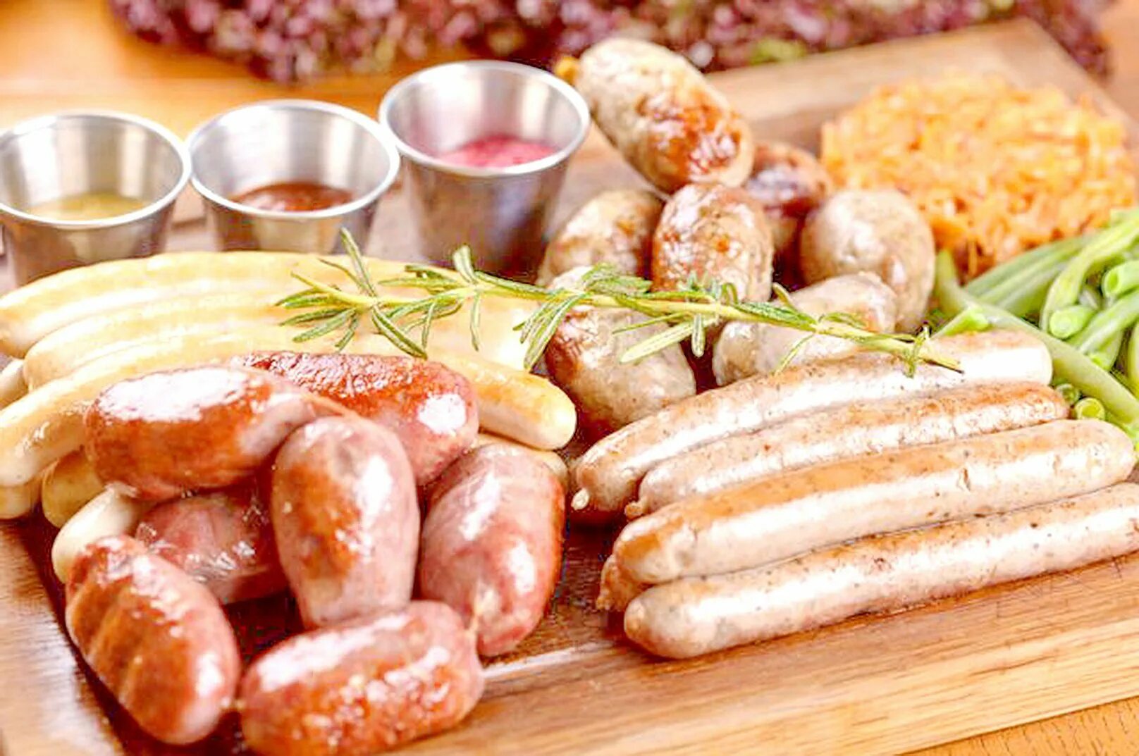 Германские колбаски. Колбаски на мангале. Баварские колбаски. Колбаски запеченные. Испанская кухня.