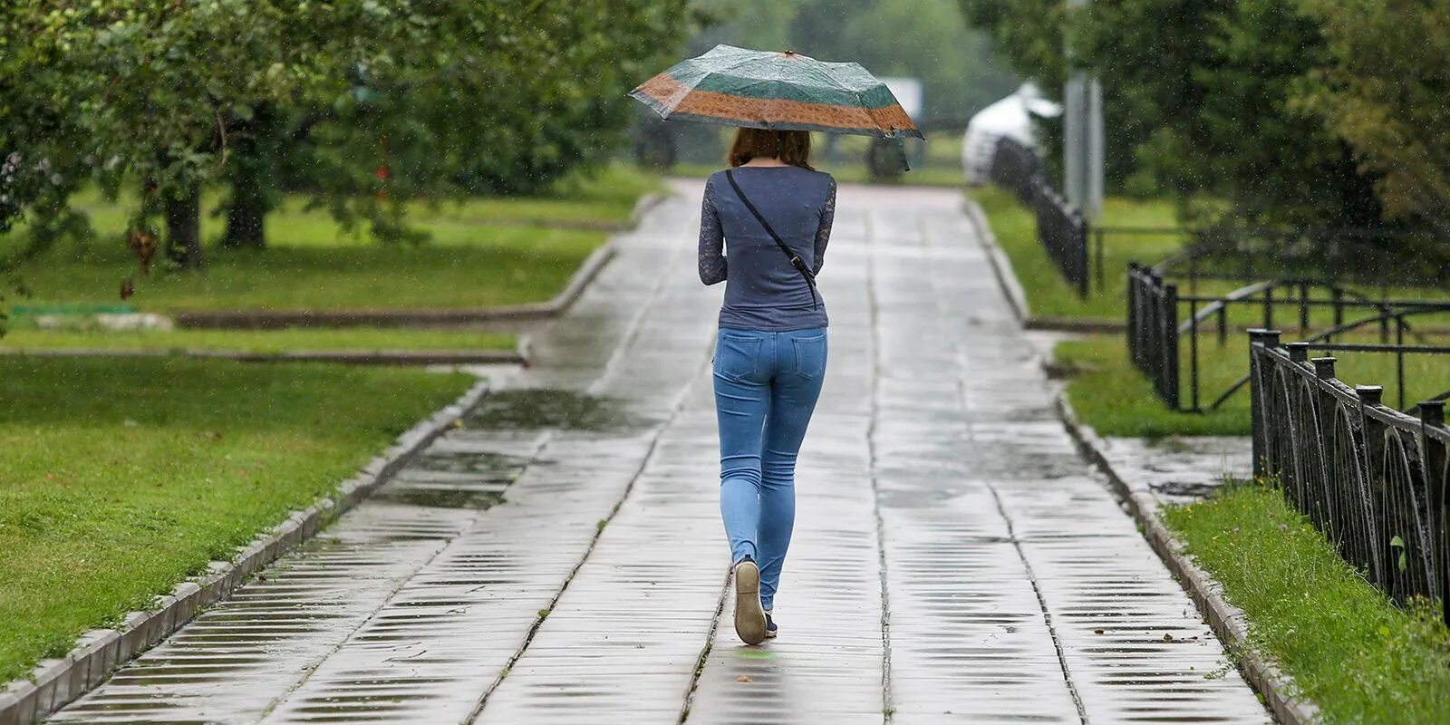 Холодное лето в городе. Холод летом. Женщина на улице Холодное лето.