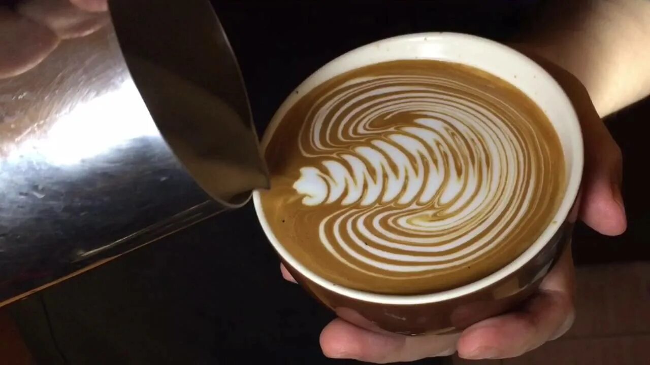 Розетта бариста. Розетта рисунок латте арт. Розетта латте арт. Латте арт розетта. Латте арт розетта.