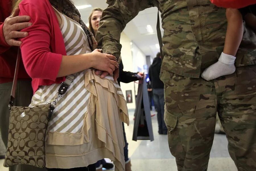 Солдат с семьей. Помощь женам мобилизованных. Психологическая реабилитация военнослужащих. Проводы мобилизованных 2022. Жена мобилизованного картинки.