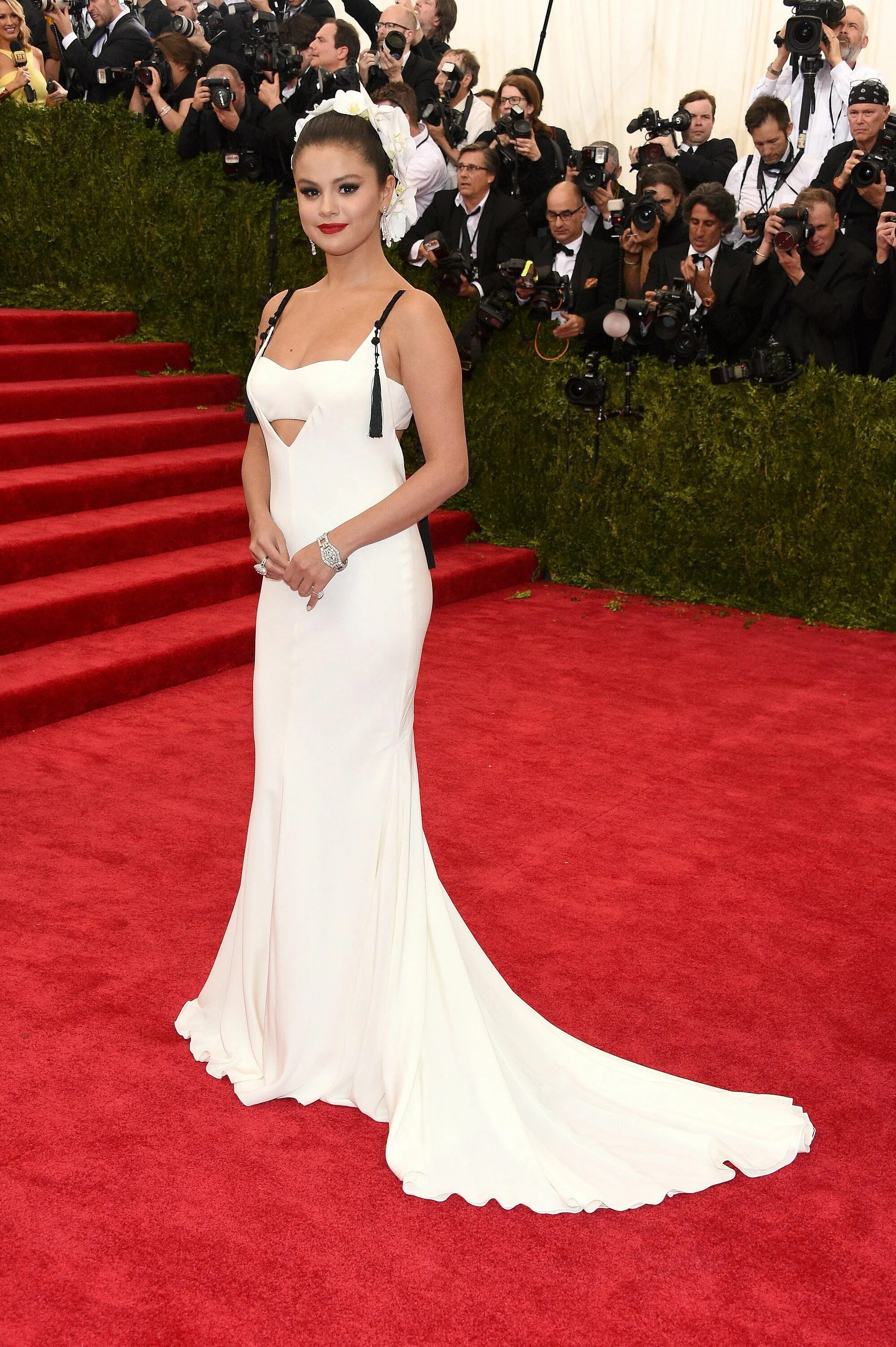 Sysi gala. Селена гомес met gala. селина гомесна красной дорожке. селена гомес met gala 2015. селена гомес на красной дорожке 2015.