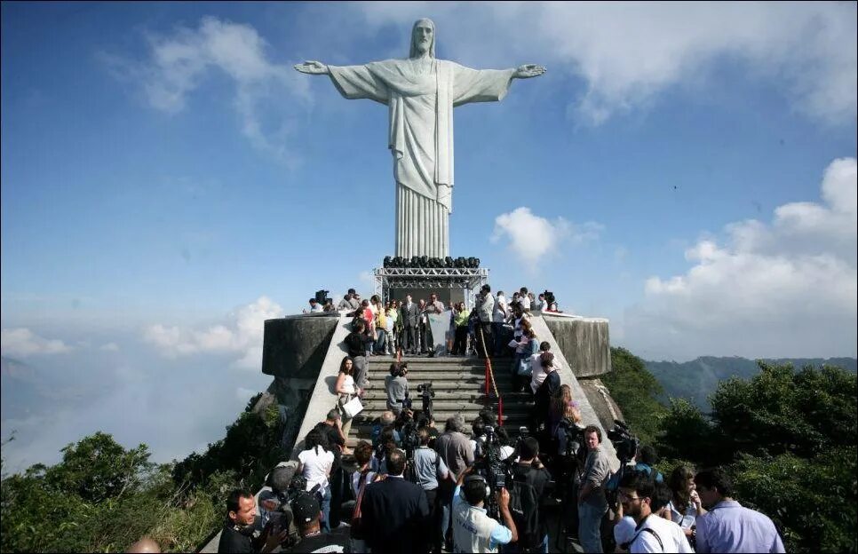 Памятники бразилии. Статуя Христа Рио-де-Жанейро Бразилия. Христос Искупитель Рио де Жанейро. Статуя Иисуса в Рио де Жанейро. Статуя Христа-Искупителя Бразилия туристы.