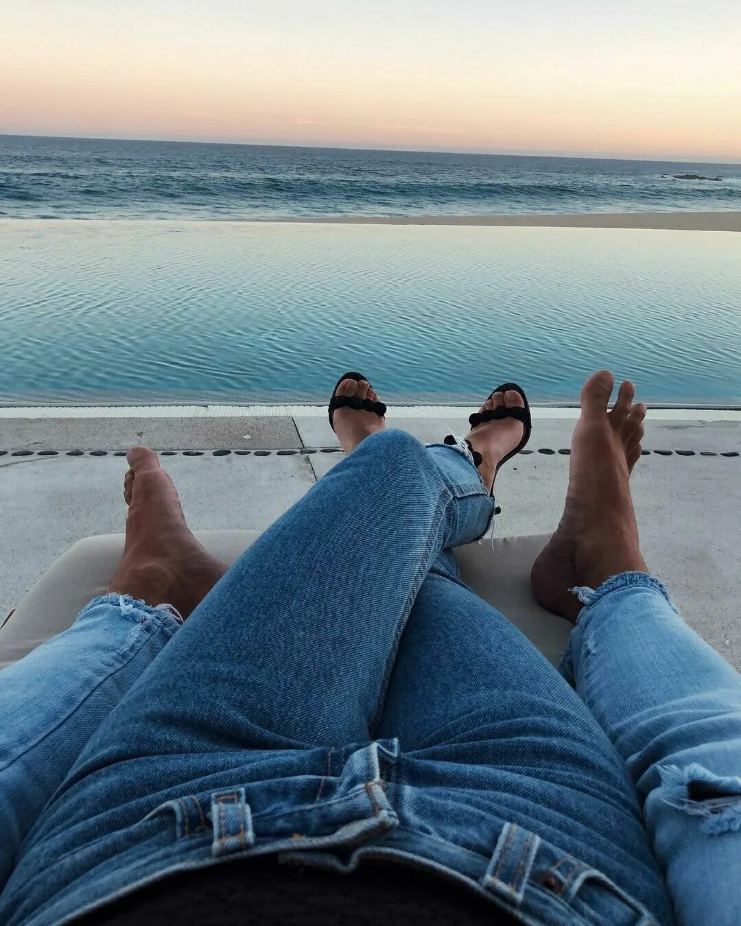 Ноги на природе. Пара ноги. Пара в кровати. Ноги влюбленных пар. Мужчина у ног женщины.