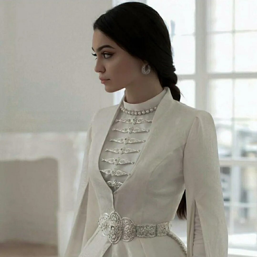 Воспитание девочки цитаты. Скромность девушки. Иман бесолова дизайнер. Skromno ringtone. Скромно от меня.