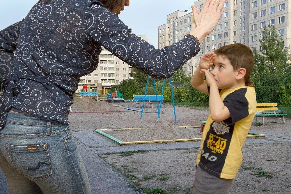 Ребенок для битья. Ругает ребенка на улице.