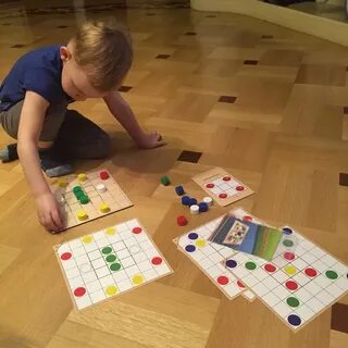 Игра фигуры на полу
