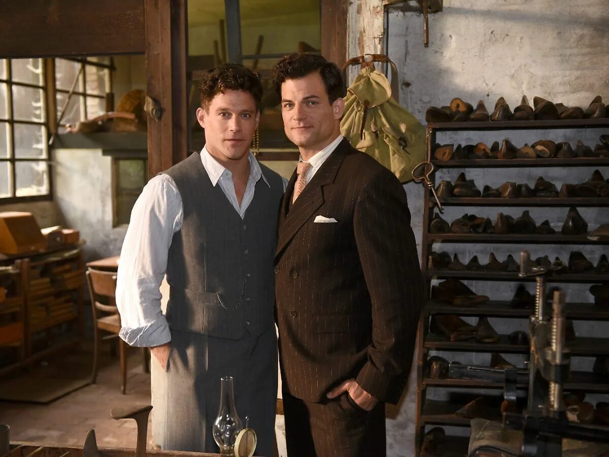 Подлинная история братьев винчестеров книга. Дуэль братьев. Братья адидас и пума фильм 2016. История братьев. Близнецы крэй.