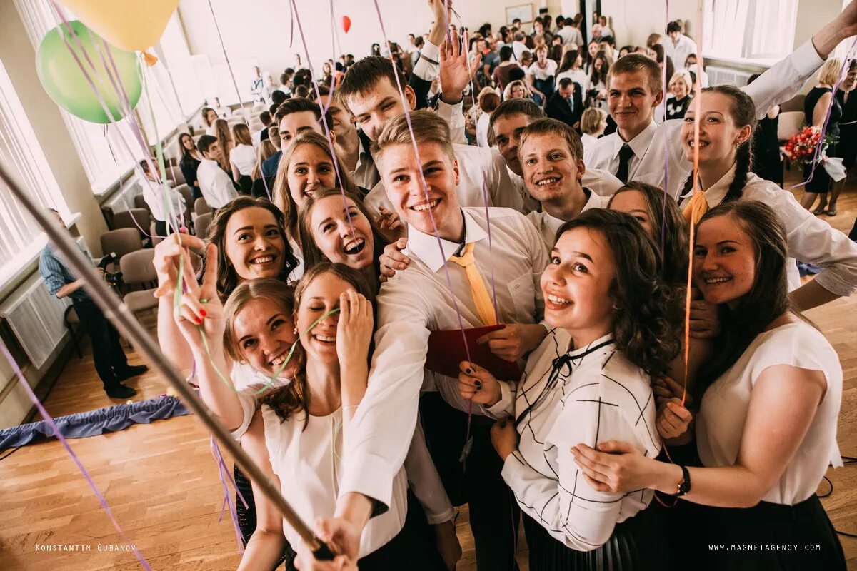 Идеи одноклассники. Креативный выпускник. фотосессия выпускников в классе. идеи для выпускного. идеи для фотосессии в школе на выпускной.