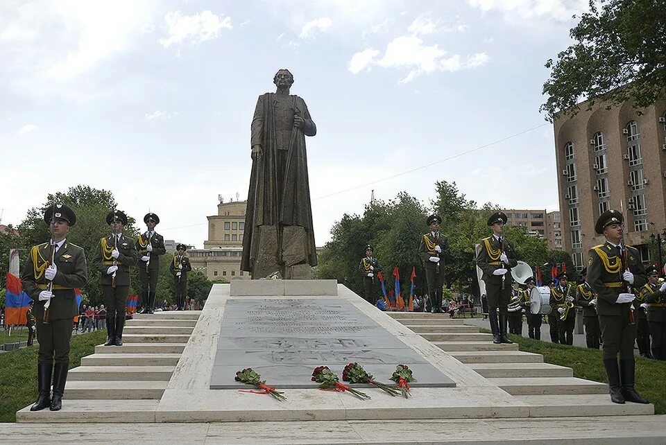 Памятники армянам. Памятник Нжде в Ереване. Памятник Гергену Нежде в Ереване. Памятник Гарегин Нжде в Армении. Статуя Гарегина Нжде.