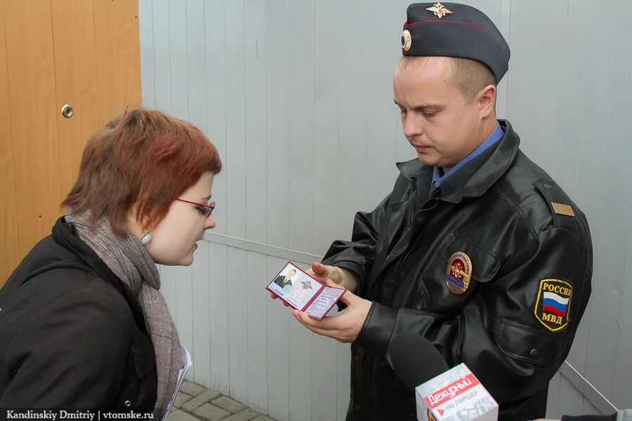 сотрудник полиции. полиция проверяет документы. проверка документов участковым. проверка документов участковым. сотрудник полиции.